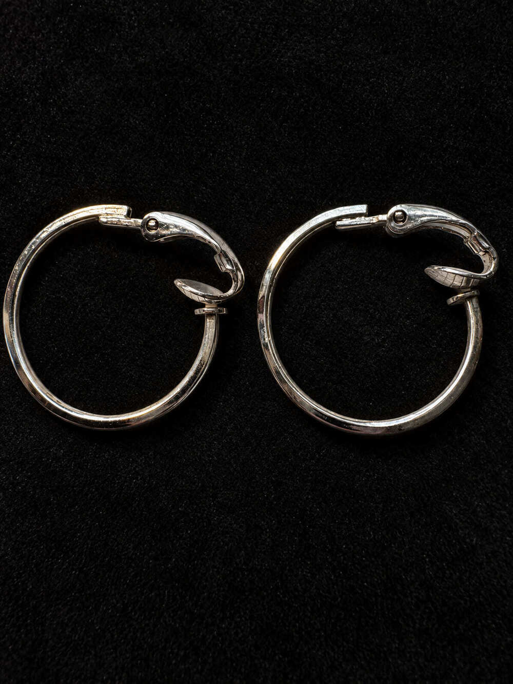 ⚜️ Silver-Tone Hoop Earrings | Snap Clasp | Medium Everyday Hoops 💗